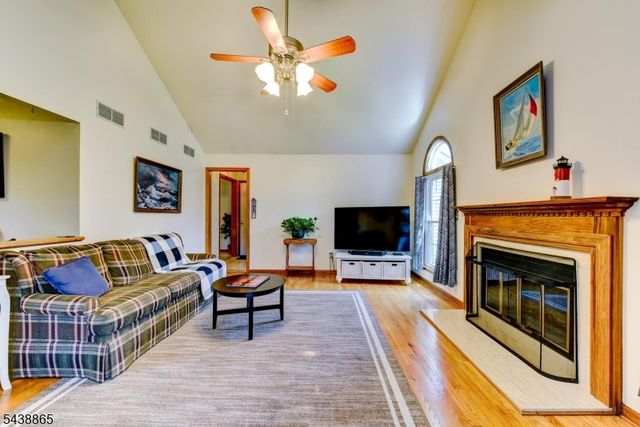 3 Obert Dr, Raritan Boro, NJ 08869