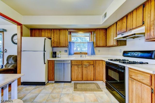 3 Obert Dr, Raritan Boro, NJ 08869
