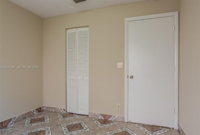 5990 W Ithaca Circle W, Lake Worth, FL 33463