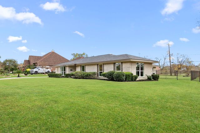 6934 Heron Drive, Houston, TX 77087