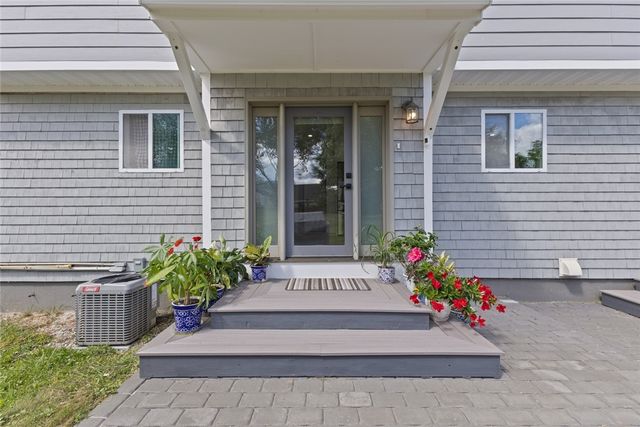 10 J H Dwyer Drive, Middletown, RI 02842