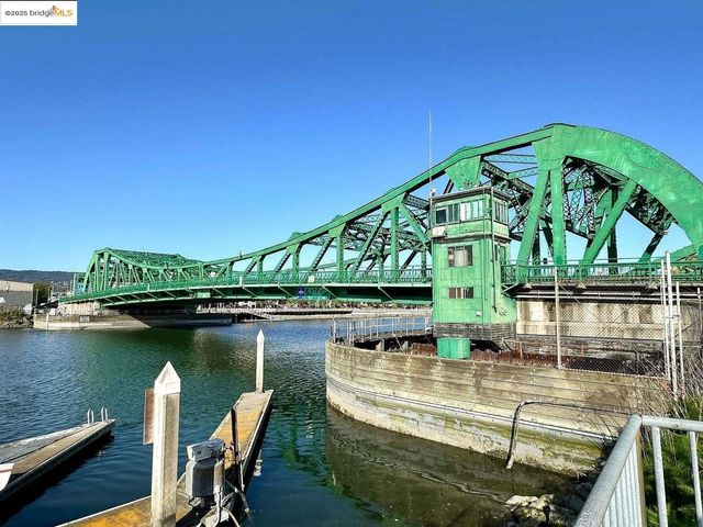 325 Kitty Hawk RD UNIT 207, Alameda, CA 94501