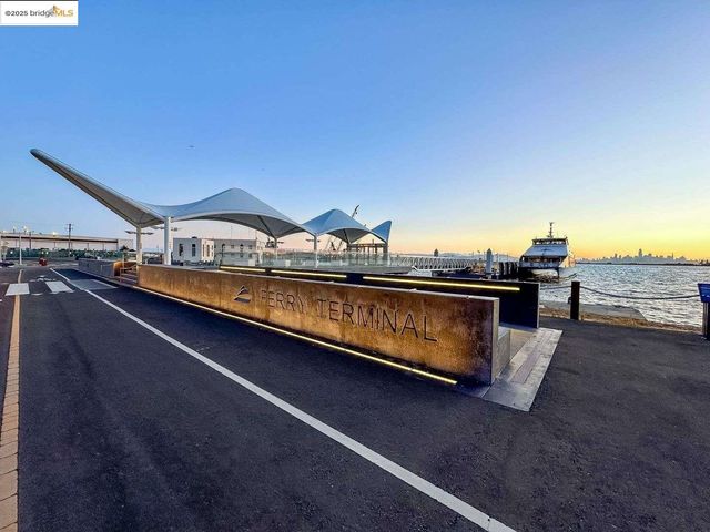 325 Kitty Hawk RD UNIT 207, Alameda, CA 94501