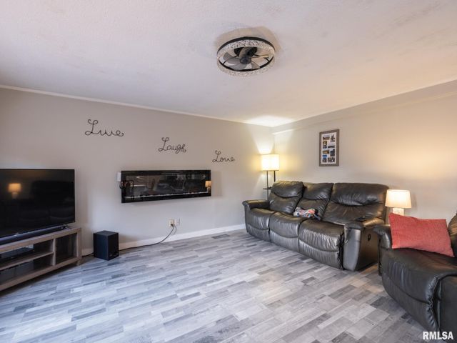 3903 N ASHTON Avenue, Peoria, IL 61614