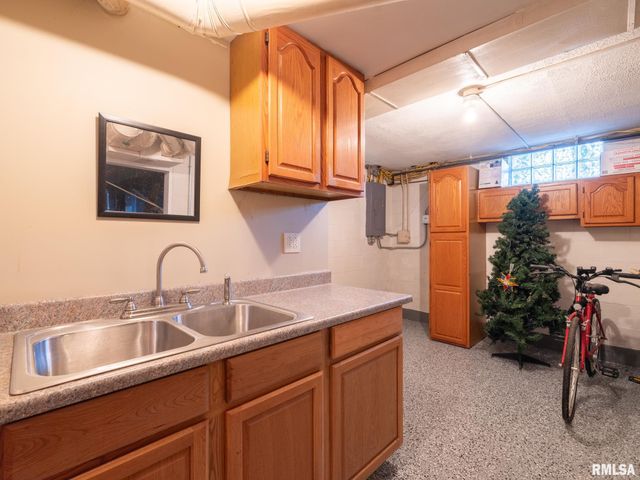 3903 N ASHTON Avenue, Peoria, IL 61614