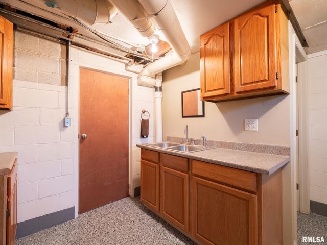 3903 N ASHTON Avenue, Peoria, IL 61614