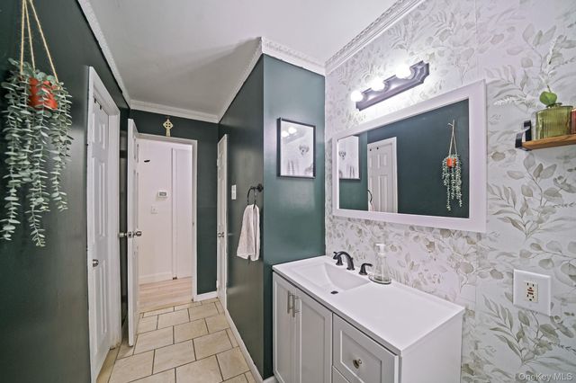 2909 New London Avenue, Medford, NY 11763