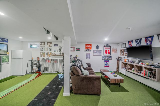 2909 New London Avenue, Medford, NY 11763