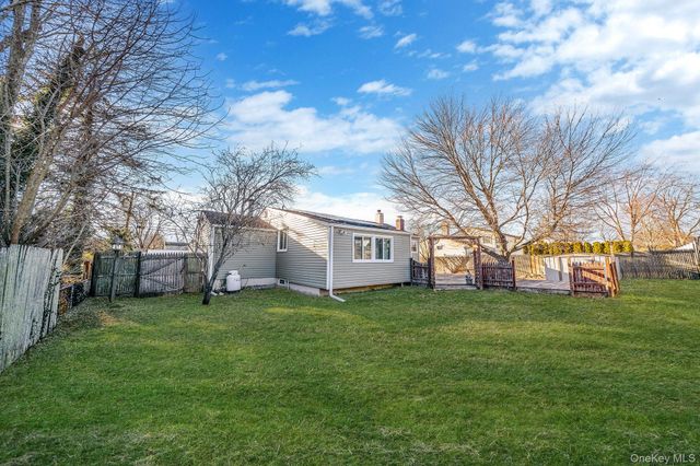 2909 New London Avenue, Medford, NY 11763