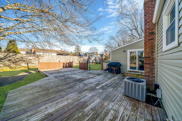 2909 New London Avenue, Medford, NY 11763