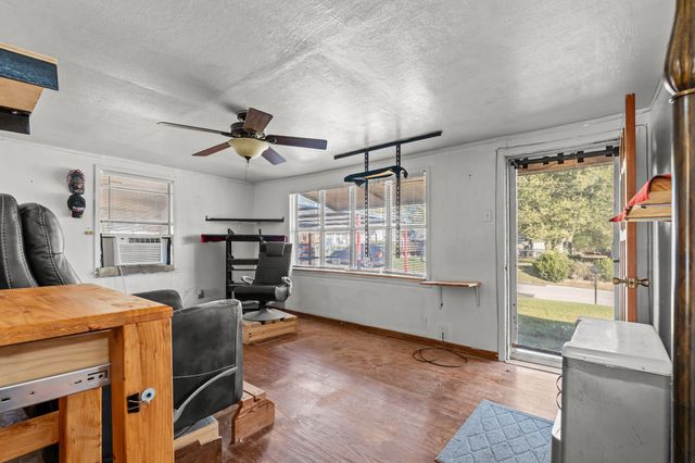 205 College Street, Chico, TX 76431