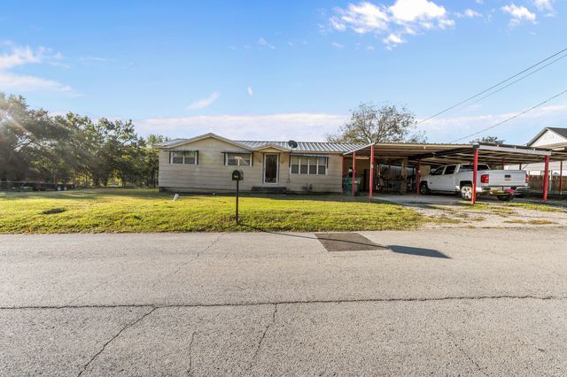 205 College Street, Chico, TX 76431