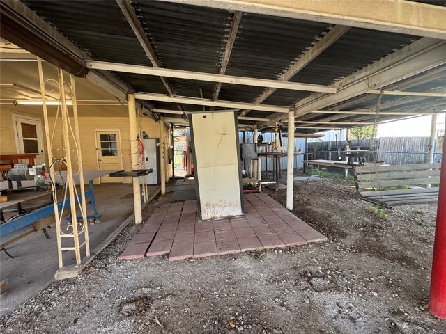 205 College Street, Chico, TX 76431