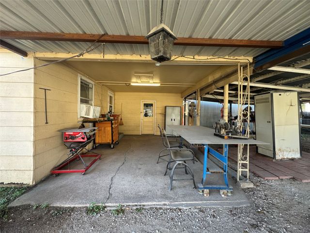 205 College Street, Chico, TX 76431