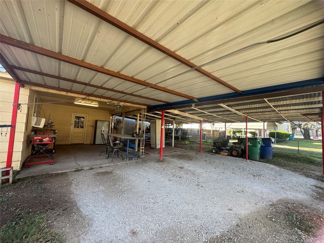 205 College Street, Chico, TX 76431