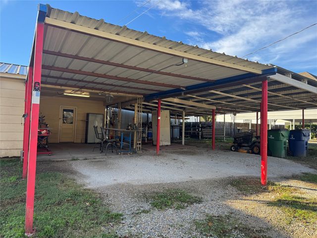 205 College Street, Chico, TX 76431