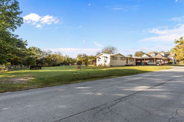 205 College Street, Chico, TX 76431