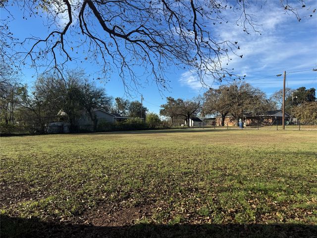 205 College Street, Chico, TX 76431