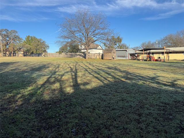 205 College Street, Chico, TX 76431