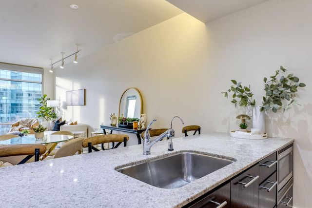 210 Lee Barton DR 421, Austin, TX 78704