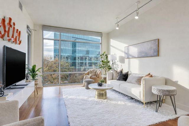 210 Lee Barton DR 421, Austin, TX 78704