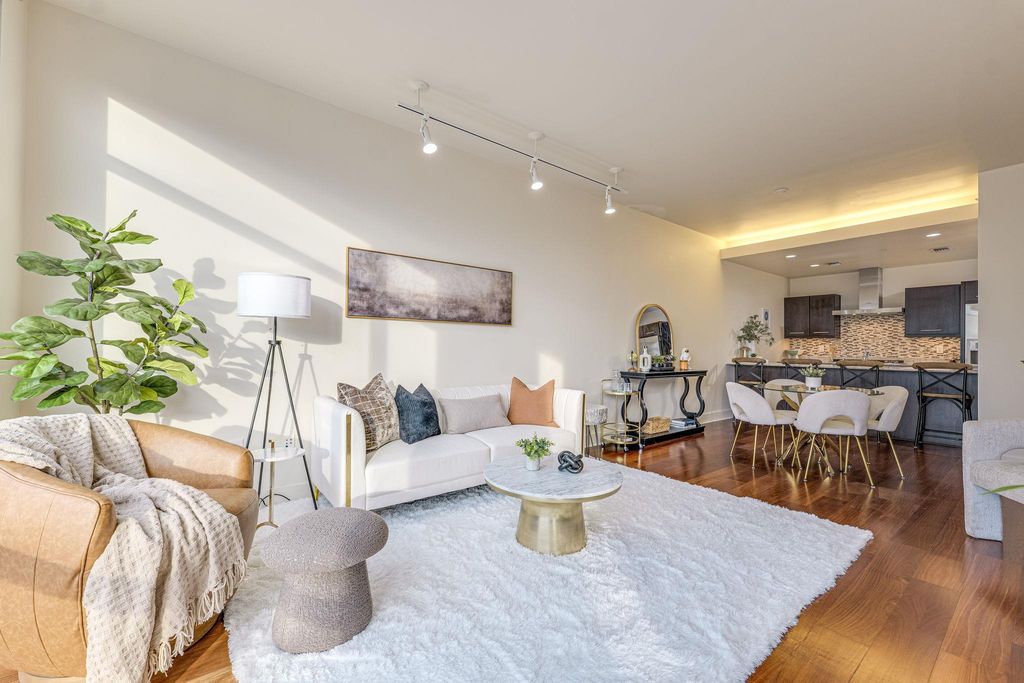 210 Lee Barton DR 421, Austin, TX 78704