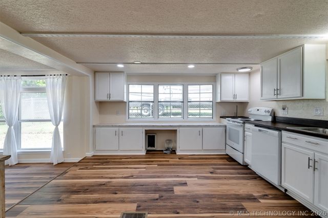 9209 Sleepy Hollow Drive, Tecumseh, OK 74857