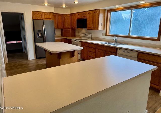 7801 Campbell Rd 1, Toppenish, WA 98948