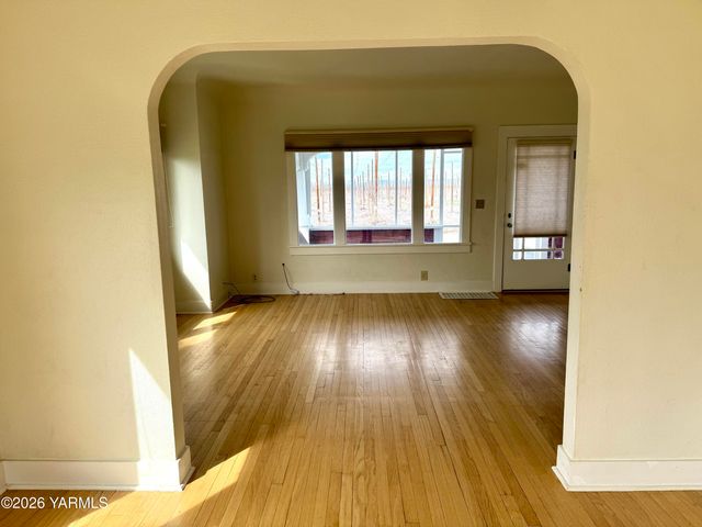 7801 Campbell Rd 1, Toppenish, WA 98948