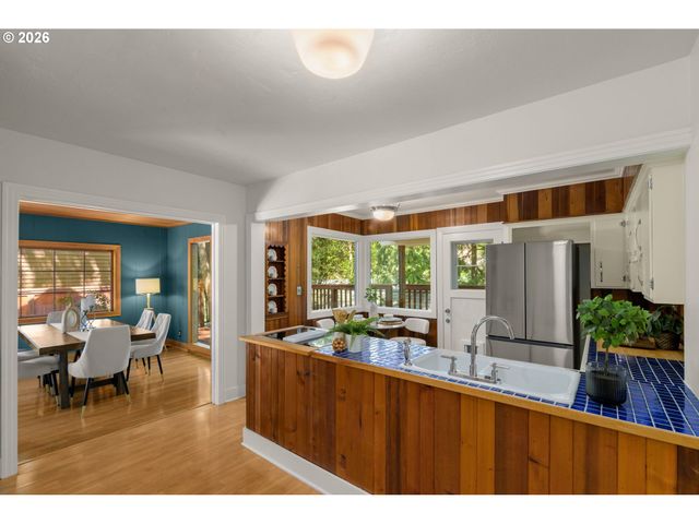 3841 Sw KANAN Dr, Portland, OR 97221
