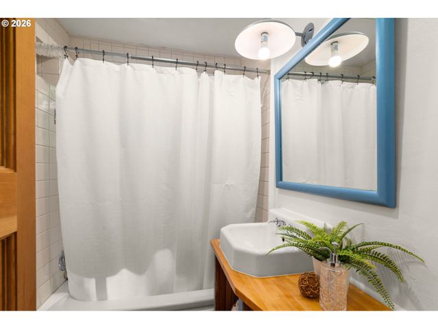 3841 Sw KANAN Dr, Portland, OR 97221