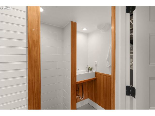 3841 Sw KANAN Dr, Portland, OR 97221