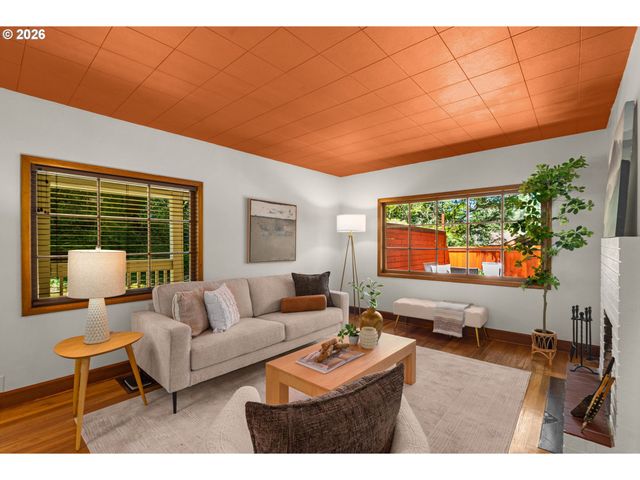 3841 Sw KANAN Dr, Portland, OR 97221