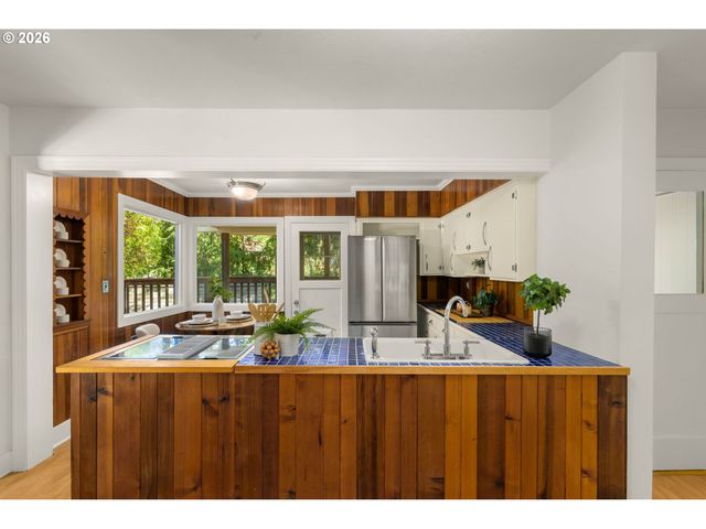 3841 Sw KANAN Dr, Portland, OR 97221