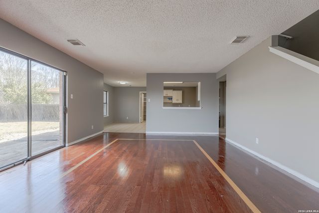 8011 Chestnut Cedar Drive, Converse, TX 78109