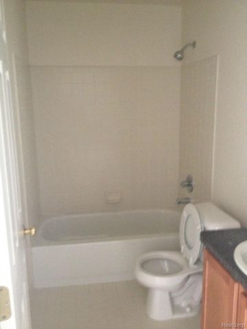 44316 LAKEPOINTE, Sterling Heights, MI 48313