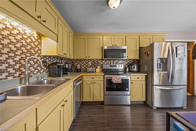 1597 Trinity Garden Circle, Clemmons, NC 27012