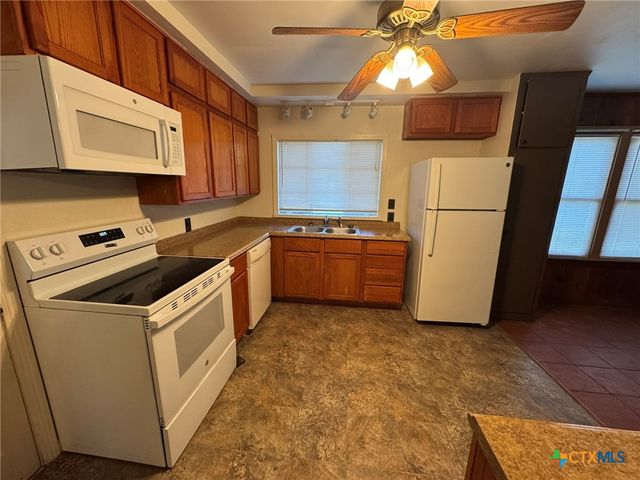 429 Moore ST, Seguin, TX 78155