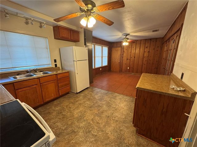 429 Moore ST, Seguin, TX 78155