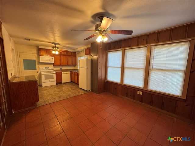 429 Moore ST, Seguin, TX 78155