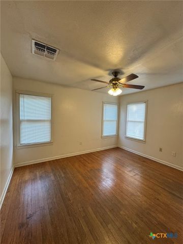 429 Moore ST, Seguin, TX 78155