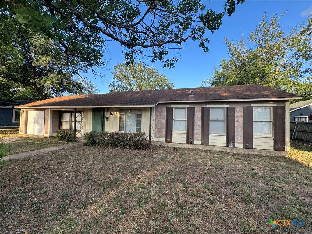 429 Moore ST, Seguin, TX 78155
