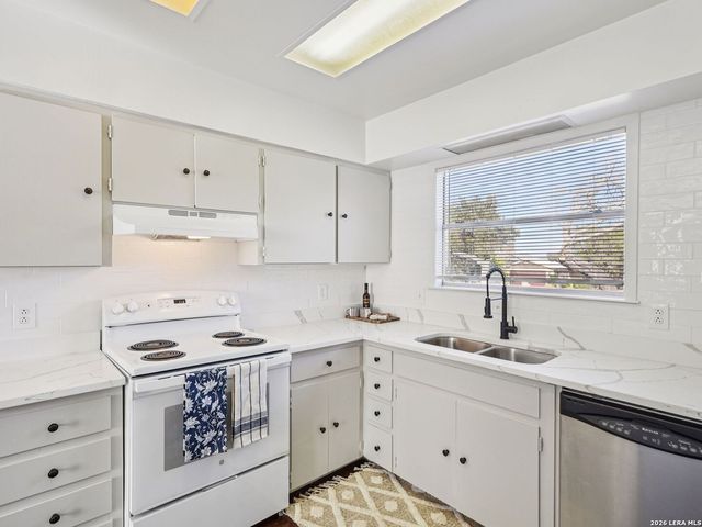 850 Riviera, Canyon Lake, TX 78133