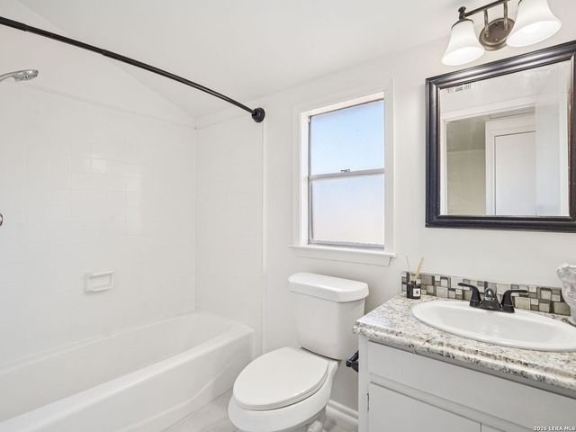 850 Riviera, Canyon Lake, TX 78133