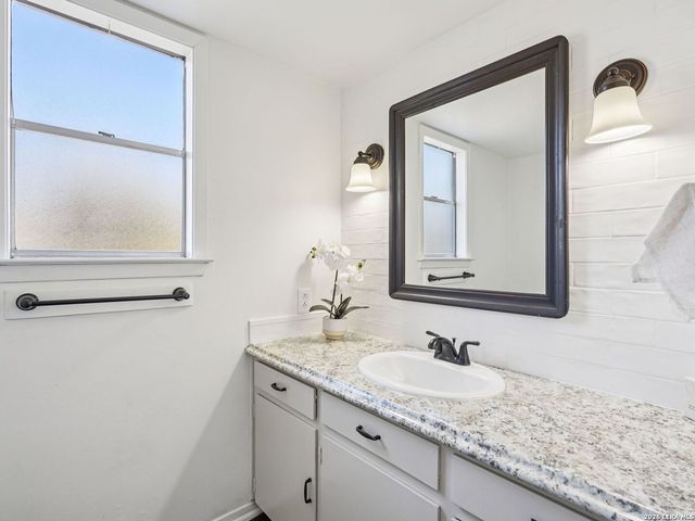 850 Riviera, Canyon Lake, TX 78133