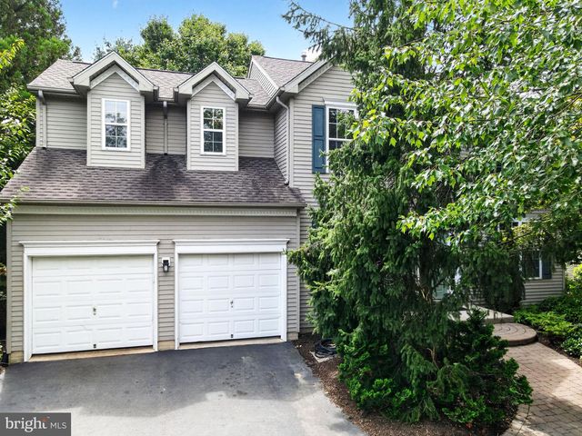 42 STONEHEDGE DR, Hightstown, NJ 08520