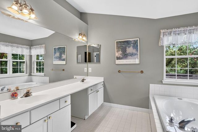 42 STONEHEDGE DR, Hightstown, NJ 08520