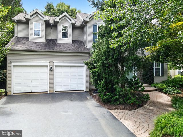 42 STONEHEDGE DR, Hightstown, NJ 08520