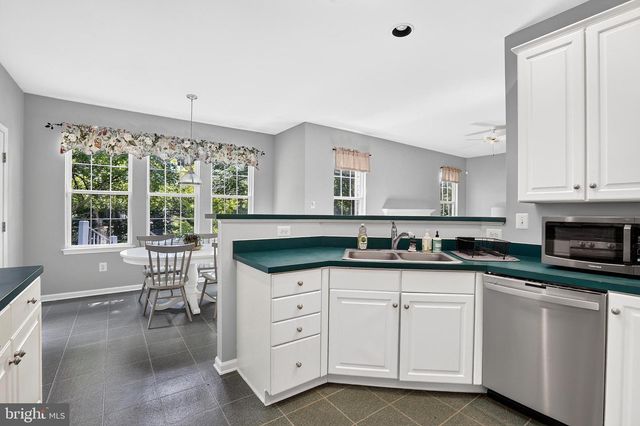 42 STONEHEDGE DR, Hightstown, NJ 08520
