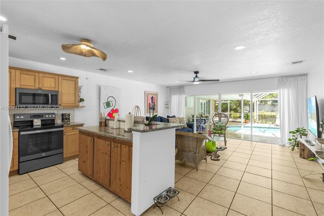 809 SE 14th Drive, Deerfield Beach, FL 33441